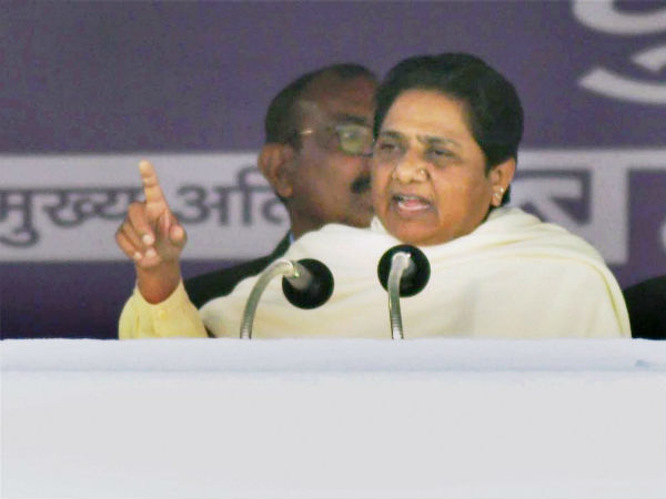 सपा-भाजपा दोनों निशाने पर