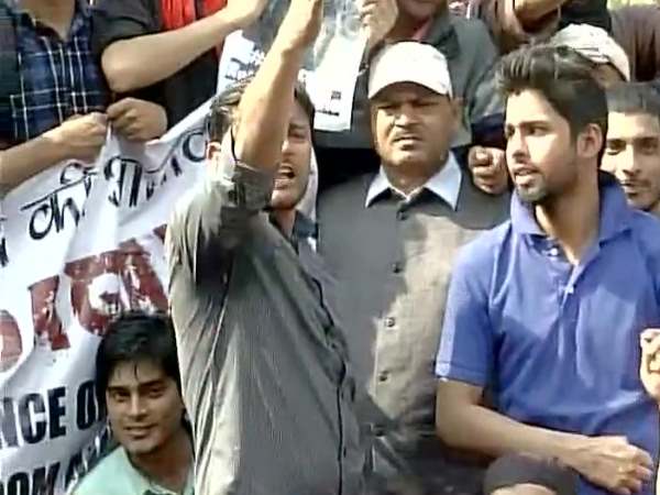 कई सेलेब्रिटी और नेता भी कूदे विवाद में