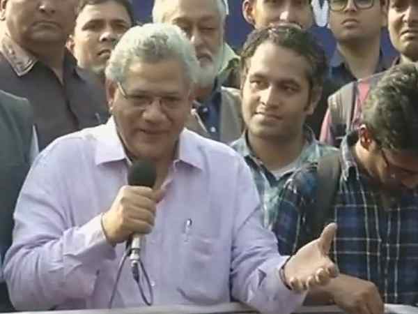 'दक्षिणपंथियों में वाद-विवाद की हिम्मत नहीं'