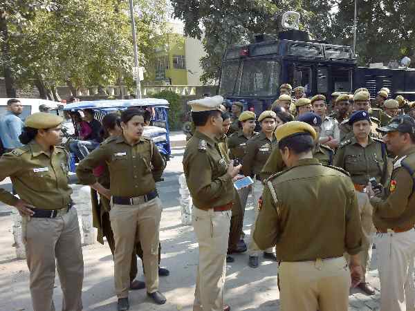 8 पुलिसकर्मियों को भी आई चोट 8 पुलिसकर्मियों को भी आई चोट