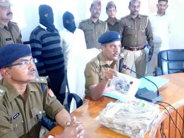 गलतफहमी में किया चार लोगों को गिरफ्तार
