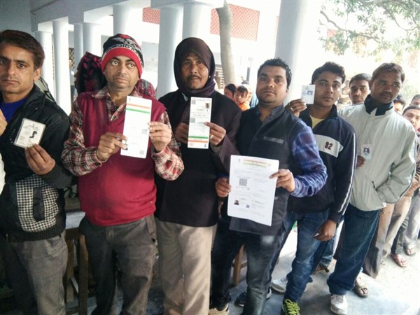 यूपी में पड़ रहे दूसरे चरण के मतदान की देखिए Live तस्वीरें यूपी में पड़ रहे दूसरे चरण के मतदान की देखिए Live तस्वीरें