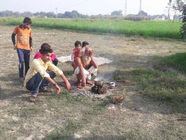 65 साल के बुजुर्ग का हठयोग, 11 साल से खेत में बिता रहे जिंदगी.