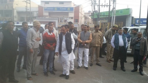 यूपी चुनाव: सहारनपुर में भी दूसरे चरण के मतदान के लिए लोगों की दिखी सुबह से ही लंबी लाईन