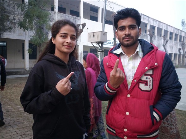 यूपी में पड़ रहे दूसरे चरण के मतदान की देखिए Live तस्वीरें यूपी में पड़ रहे दूसरे चरण के मतदान की देखिए Live तस्वीरें