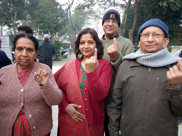 यूपी में पड़ रहे दूसरे चरण के मतदान की देखिए Live तस्वीरें यूपी में पड़ रहे दूसरे चरण के मतदान की देखिए Live तस्वीरें