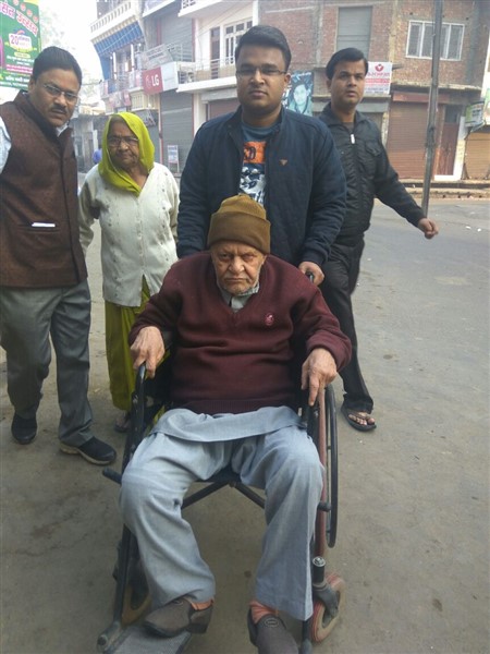 यूपी में पड़ रहे दूसरे चरण के मतदान की देखिए Live तस्वीरें यूपी में पड़ रहे दूसरे चरण के मतदान की देखिए Live तस्वीरें