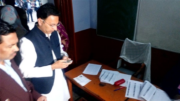 देखिए शाहजहांपुर में वोटिंग की तस्वीरें, सुबह से ही लोगों में दिखा वोटिंग का क्रेज