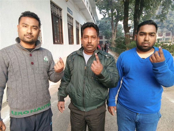 यूपी चुनाव: सहारनपुर में भी दूसरे चरण के मतदान के लिए लोगों की दिखी सुबह से ही लंबी लाईन