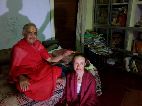 रूसी अभिनेत्री वाराणसी में सीख रहीं तंत्र-मंत्र, घंटो रमाई धूनी