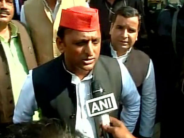 LIVE: यूपी चुनाव : सीएम अखिलेश यादव ने सैफई में डाला वोट