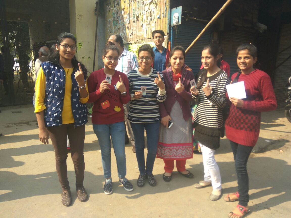 यूपी में पड़ रहे दूसरे चरण के मतदान की देखिए Live तस्वीरें यूपी में पड़ रहे दूसरे चरण के मतदान की देखिए Live तस्वीरें