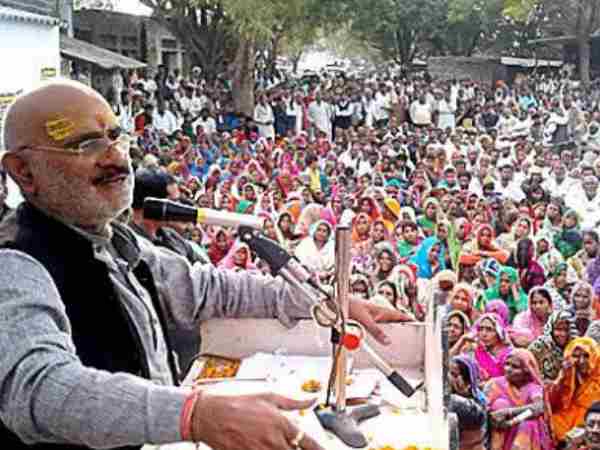 भदोही: वोट बटोरने के लिए बाहुबली विजय मिश्रा ने लिया विदेशी बालाओं का सहारा