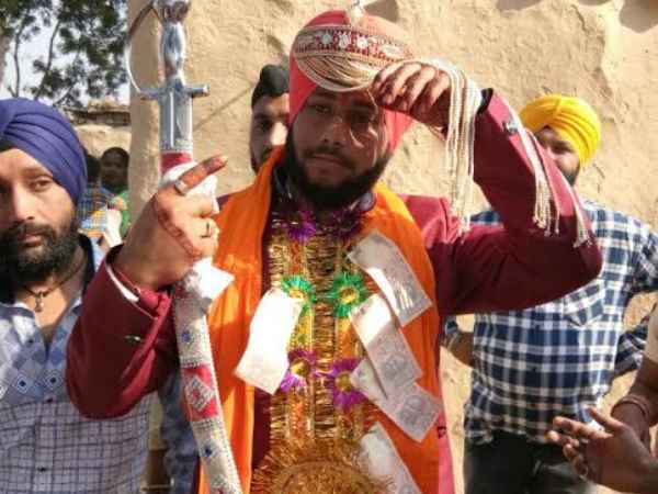 बहराइच: बारात ले जाने से पहले घोड़े पर सवार होकर दूल्हा पहुंचा वोट करने बहराइच: बारात ले जाने से पहले घोड़े पर सवार होकर दूल्हा पहुंचा वोट करने