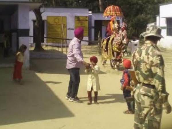 बहराइच: बारात ले जाने से पहले घोड़े पर सवार होकर दूल्हा पहुंचा वोट करने बहराइच: बारात ले जाने से पहले घोड़े पर सवार होकर दूल्हा पहुंचा वोट करने