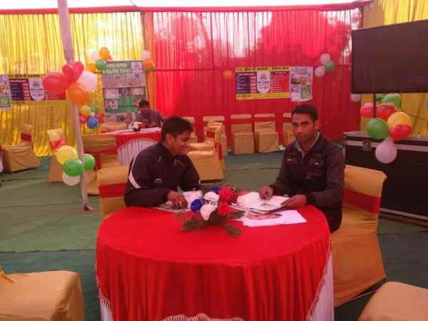 सेल्फी का मजा लेना चाहते हैं तो वोट दीजिए, आगरा में पुलिस ने बनाया मॉडल बूथ