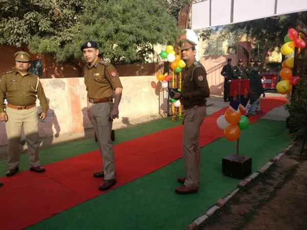 सेल्फी का मजा लेना चाहते हैं तो वोट दीजिए, आगरा में पुलिस ने बनाया मॉडल बूथ