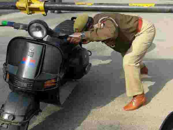 शाहजहांपुर: जान की बाजी लगाकर कानून तोड़ रहा यूपी का दारोगा, देखिए तस्वीरें