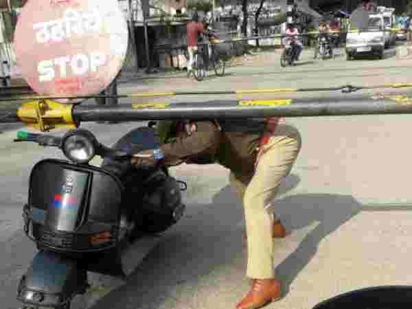 शाहजहांपुर: जान की बाजी लगाकर कानून तोड़ रहा यूपी का दारोगा, देखिए तस्वीरें