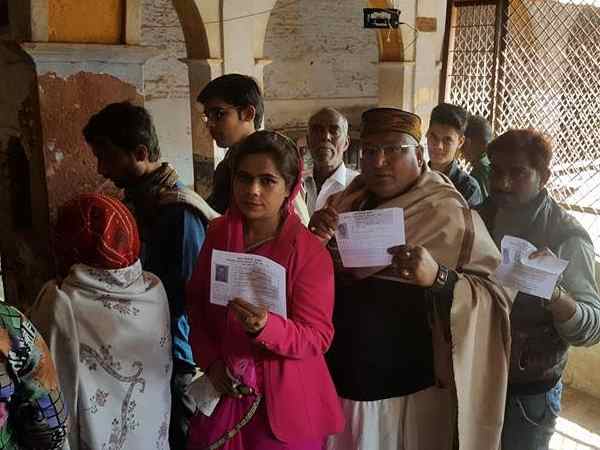 वोटिंग के दौरान ली गई सेल्फी को बसपा प्रत्याशी ने FB पर डाला, केस दर्ज