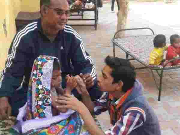 इंसानियत शर्मसार, गर्म पानी से बुरी तरह जली बच्ची के साथ ये कैसा सलूक?