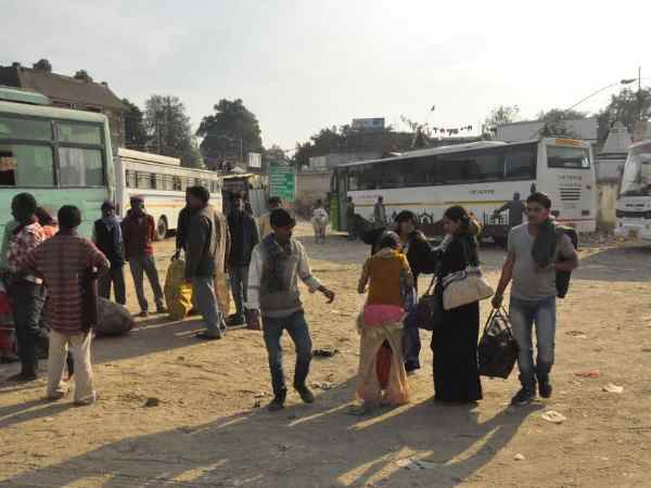 यूपी चुनाव: रोडवेज की बसें गायब, यात्रियों को घंटों सड़क पर करना पड़ रहा है इंतजार