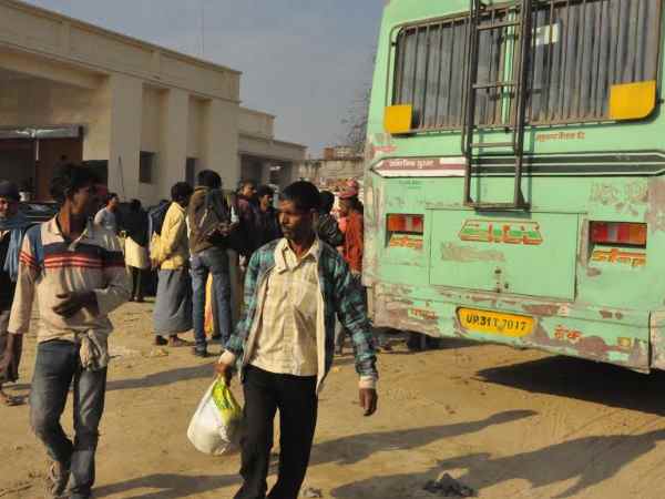 यूपी चुनाव: रोडवेज की बसें गायब, यात्रियों को घंटों सड़क पर करना पड़ रहा है इंतजार