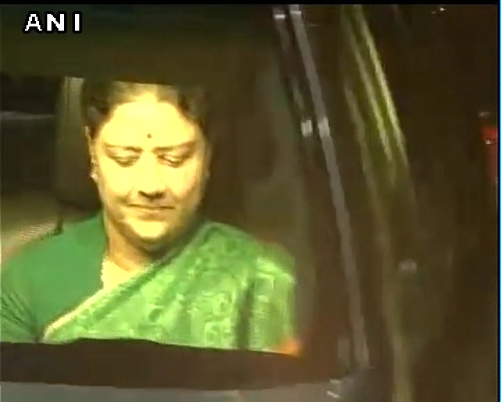 राज्यपाल से मिल कर लौटे पन्नीरसेल्वम, शशिकला भी पहुंची राज्यपाल से मिल कर लौटे पन्नीरसेल्वम, शशिकला भी पहुंची