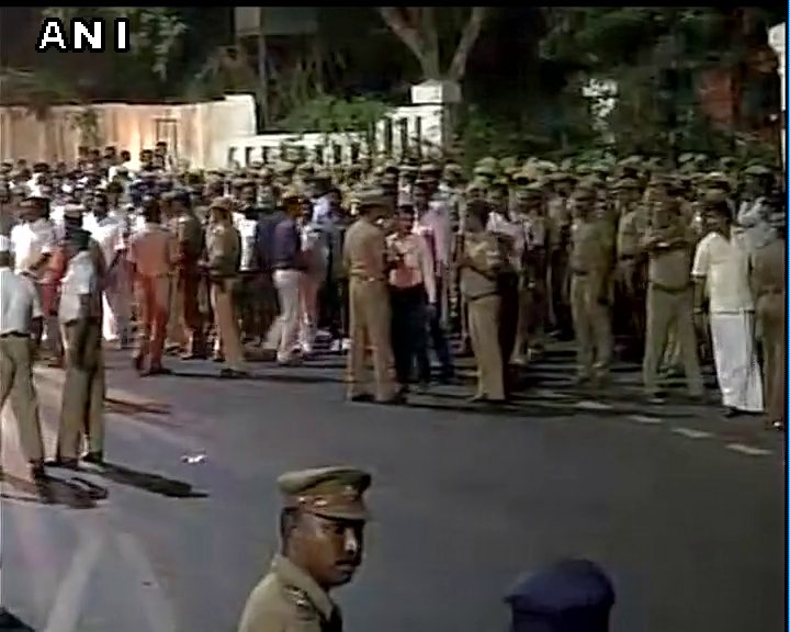 राज्यपाल से मिल कर लौटे पन्नीरसेल्वम, शशिकला भी पहुंची राज्यपाल से मिल कर लौटे पन्नीरसेल्वम, शशिकला भी पहुंची