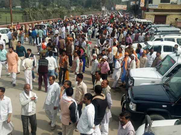 BJP के मौजूदा और बागी नेता के बीच जमकर हुआ बवाल, समर्थकों ने एक दूसरे के खिलाफ किया पथराव BJP के मौजूदा और बागी नेता के बीच जमकर हुआ बवाल, समर्थकों ने एक दूसरे के खिलाफ किया पथराव