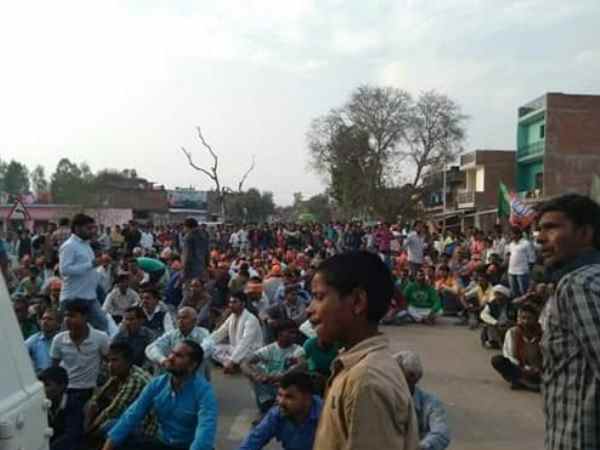 यूपी चुनाव: कांग्रेसियों ने घेरा थाना तो बीजेपी का सड़क पर प्रदर्शन, दोनों तरफ से 120 लोगों पर मुकदमा