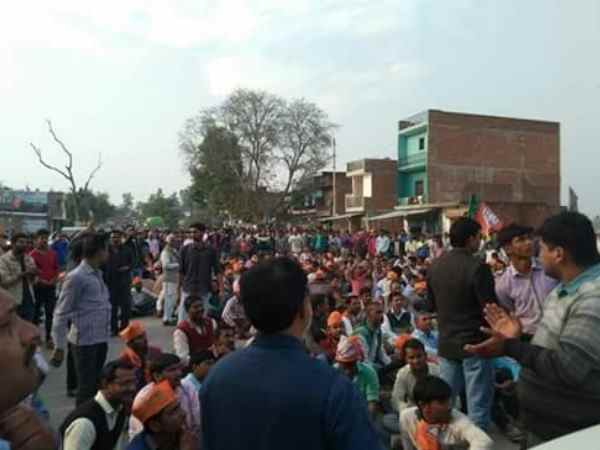 यूपी चुनाव: कांग्रेसियों ने घेरा थाना तो बीजेपी का सड़क पर प्रदर्शन, दोनों तरफ से 120 लोगों पर मुकदमा