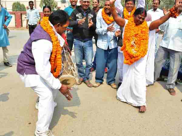 वाराणसी: पर्चा भरने ढोलक बजा और ठुमके लगाकर पहुंचे दो प्रत्याशी, पुलिस भी हुई खुश