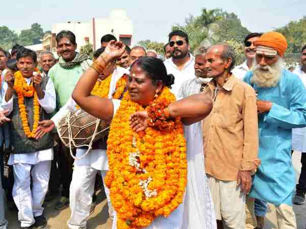 वाराणसी: पर्चा भरने ढोलक बजा और ठुमके लगाकर पहुंचे दो प्रत्याशी, पुलिस भी हुई खुश