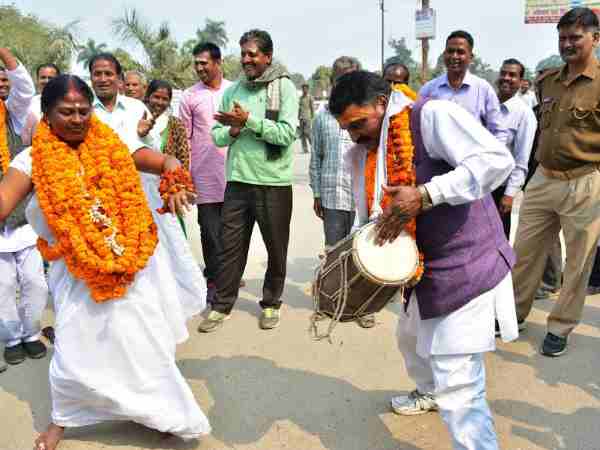 वाराणसी: पर्चा भरने ढोलक बजा और ठुमके लगाकर पहुंचे दो प्रत्याशी, पुलिस भी हुई खुश