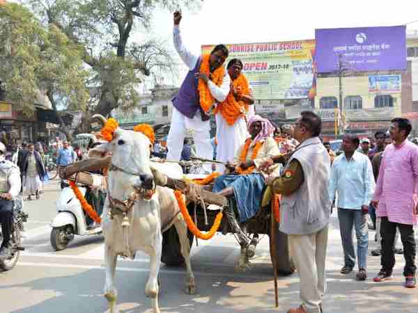 वाराणसी: पर्चा भरने ढोलक बजा और ढुमके लगाकर पहुंचें दो प्रत्याशी, पुलिस भी हुई खुश