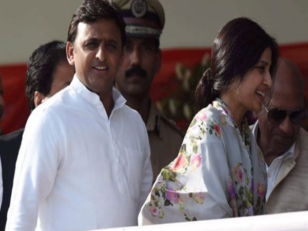 अखिलेश बोले-कठिन समय में सिर्फ आपकी पत्नी आपके साथ खड़ी होती हैं अखिलेश बोले-कठिन समय में सिर्फ आपकी पत्नी आपके साथ खड़ी होती हैं