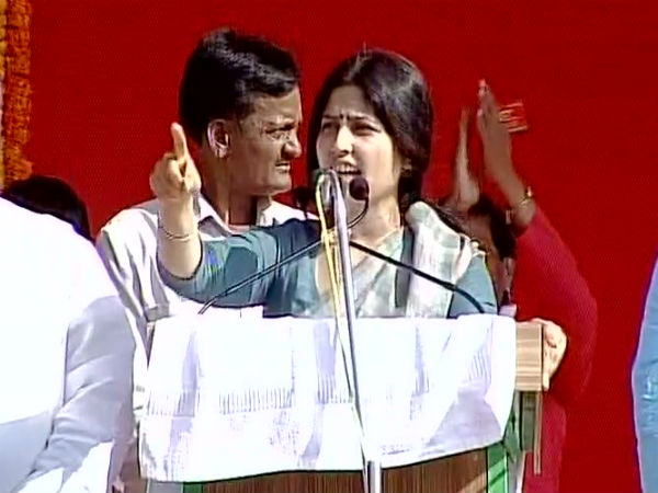 Dimple Yadav again face hooting from Samajwadi Party worker in Jaunpur Rally Dimple Yadav again face hooting from Samajwadi Party worker in Jaunpur Rally
