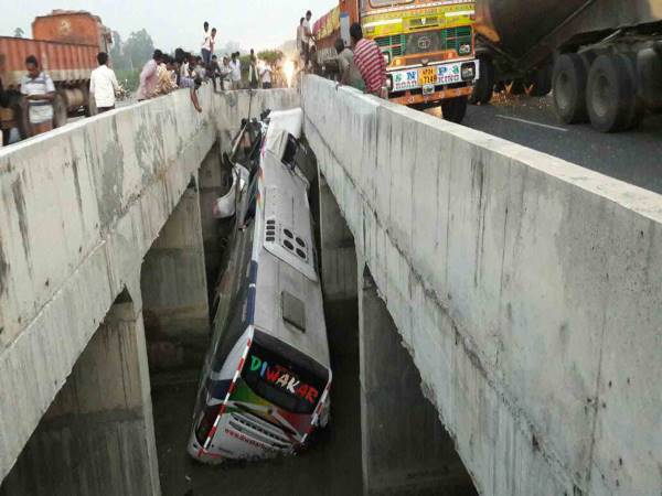 आंध्र प्रदेश: ड्राइवर की झपकी से पुल से गिरी बस, 8 की मौत