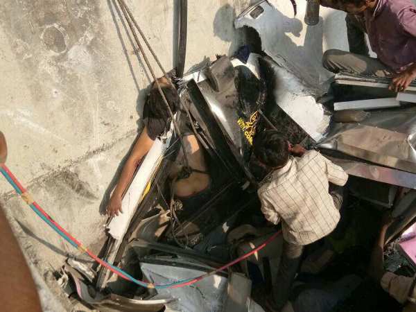 आंध्र प्रदेश: ड्राइवर की झपकी से पुल से गिरी बस, 8 की मौत