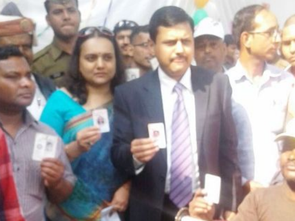 LIVE: यूपी चुनाव: कानपुर में डीएम ने पत्नी संग डाला वोट