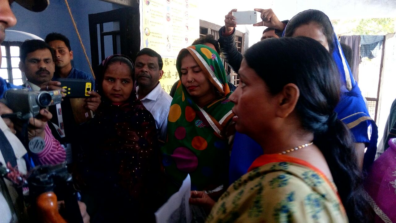 यूपी में पड़ रहे दूसरे चरण के मतदान की देखिए Live तस्वीरें यूपी में पड़ रहे दूसरे चरण के मतदान की देखिए Live तस्वीरें