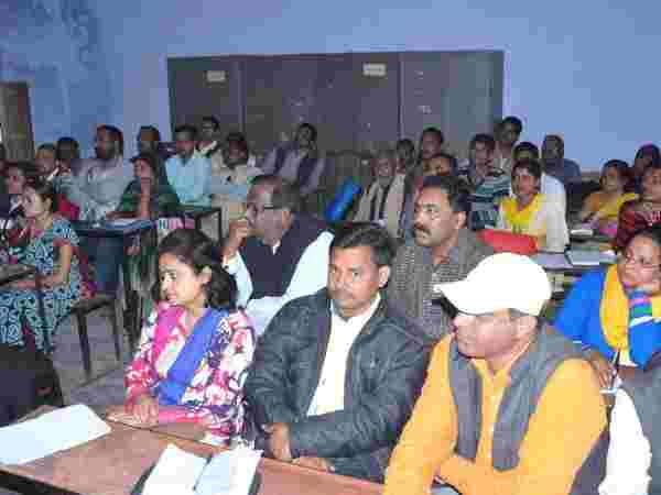 यूपी चुनाव: 48 मतदान कर्मचारियों के खिलाफ FIR, जानिए वजह? यूपी चुनाव: 48 मतदान कर्मचारियों के खिलाफ FIR, जानिए वजह?