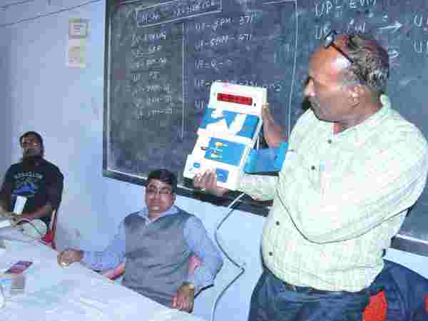 यूपी चुनाव: 48 मतदान कर्मचारियों के खिलाफ FIR, जानिए वजह? यूपी चुनाव: 48 मतदान कर्मचारियों के खिलाफ FIR, जानिए वजह?