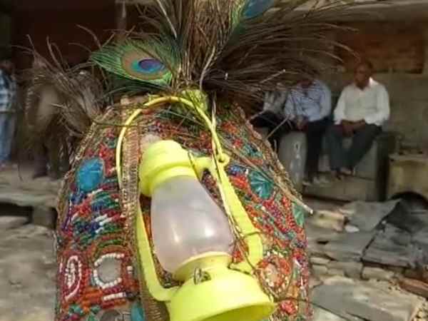 नरेंद्र मोदी के गढ़ काशी में रहता है लालू का ये फैन, जानिए क्यों पिछले 40 साल से घूम रहा है ऐसे?