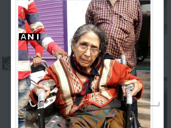 LIVE: यूपी चुनाव: सीतापुर में 100 साल की महिला कनीज फातिमा ने डाला वोट