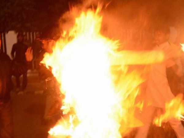 प्रपोजल ठुकराया तो क्लास में घुसकर लड़की पर पेट्रोल डालकर लगाई आग, फिर खुद को भी जलाया प्रपोजल ठुकराया तो क्लास में घुसकर लड़की पर पेट्रोल डालकर लगाई आग, फिर खुद को भी जलाया