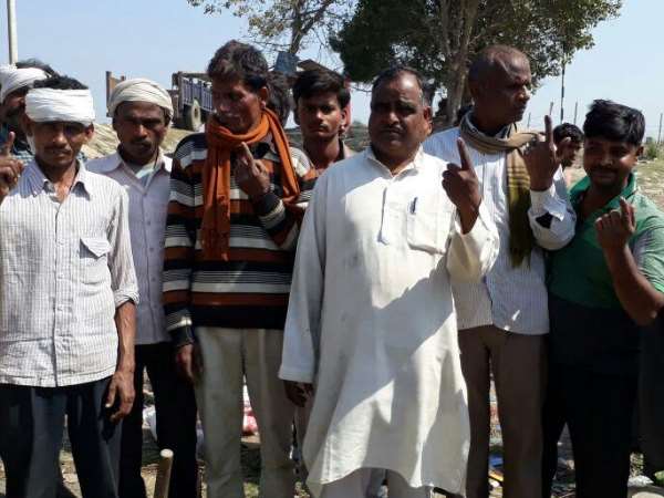 PICS: पिता का अंतिम संस्कार करने से पहले बेटे ने डाला वोट, पिता ने ही दी थी प्रेरणा