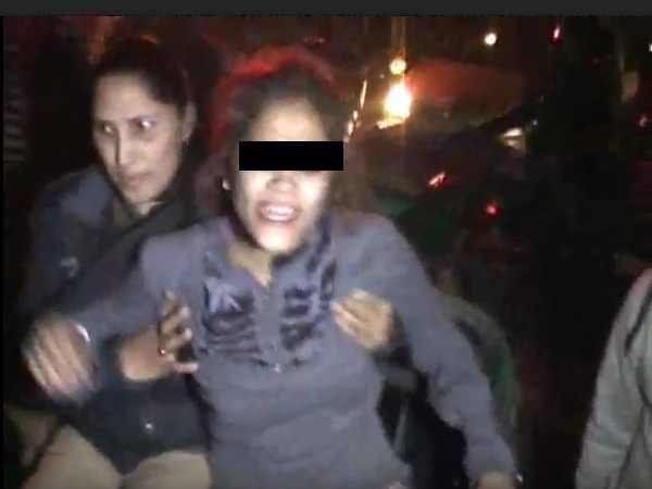 कानपुर: नशे में लड़की ने काटा सड़क पर बवाल, पुलिस भी मांगने लगी पनाह कानपुर: नशे में लड़की ने काटा सड़क पर बवाल, पुलिस भी मांगने लगी पनाह