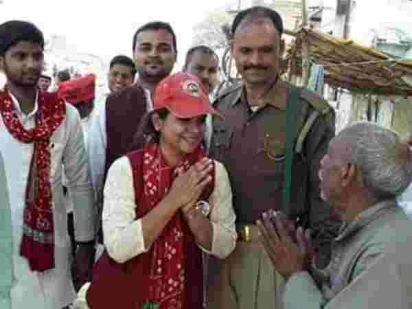 इलाहाबाद: हंडिया सीट पर दिलचस्प हुआ मुकाबला, महिला कार्ड खेलकर पार्टियों ने बदला ट्रेंड 